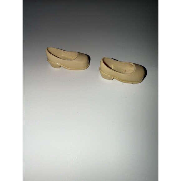 Vintage Sindy Marx Doll Shoes Off White Heels 1970s 1980s Original Accessory - Picture 9 of 12